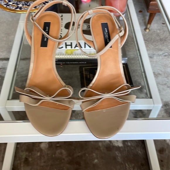 Woman’s heels - Picture 1 of 4